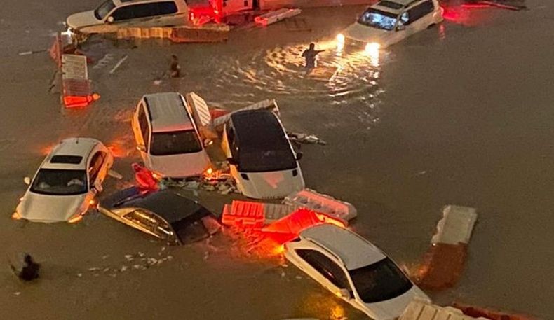 Banjir Langka Terjang Negeri Gurun Uni Emirat Arab, 7 Pekerja Asing Tewas