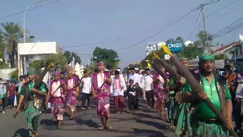 Ribuan Warga Cirebon Gelar Kirab Ziarah Agung ke Makam Sunan Gunung Jati
