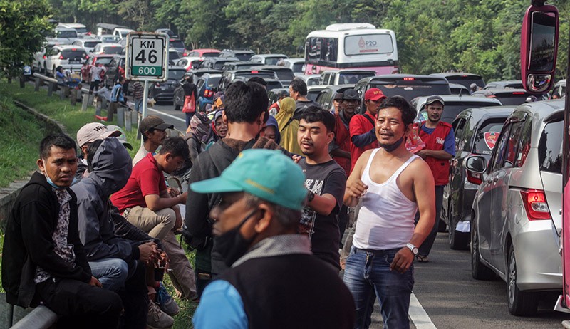 Puncak Bogor Macet Panjang, Wisatawan Duduk di Jalan Menunggu Kendaraan Bergerak - Bagian 2