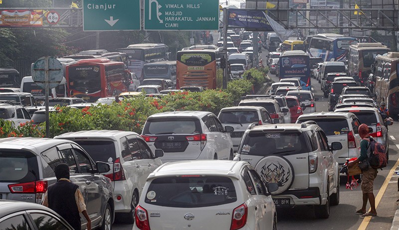 Puncak Bogor Macet Panjang, Wisatawan Duduk di Jalan Menunggu Kendaraan Bergerak - Bagian 4
