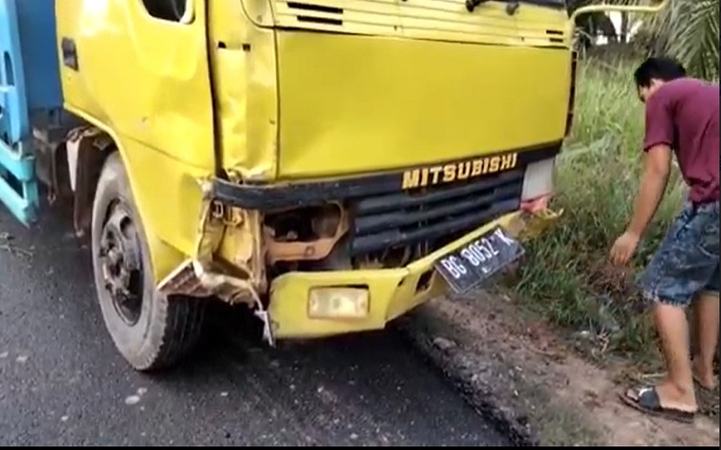 Diduga Mengantuk, Pemotor Kritis usai Tabrak Truk Sawit di Jalintim