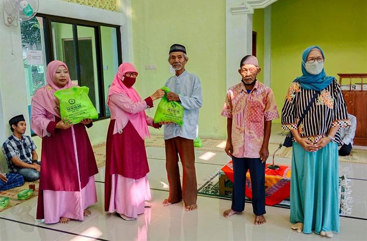 Motivasi Jemaah Tekun Beribadah, SD Muhammadiyah Mutihan Kulonprogo Bagikan Sembako