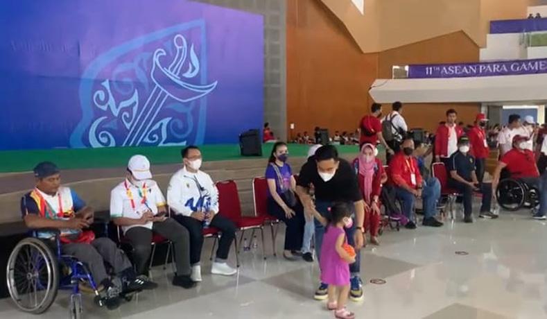 Momen Gibran dan Keluarga Beri Semangat Tim Para Bulu Tangkis Indonesia Lawan Thailand