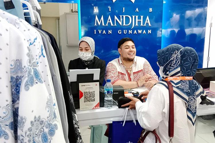Ivan Gunawan Buka Gerai Mandjha Hijab di Bandara YIA
