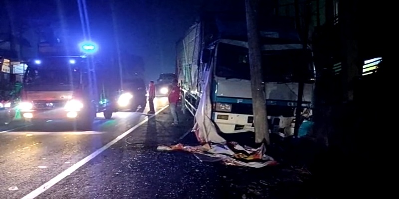 Ditinggal Sopir Periksa Mesin, Truk Fuso Nyelonong Tabrak Gerbang Sekolah dan Tiang Listrik di Garut