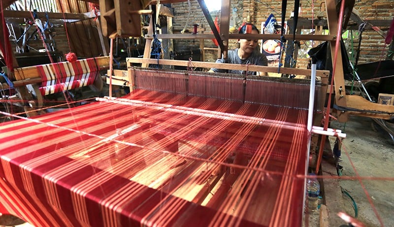 Kerajinan Tenun Sarung Khas Cirebon - Bagian 2