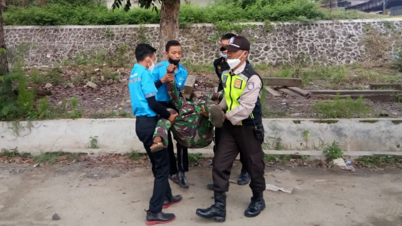 title Mabuk Ingin Naik Kereta Gratis, Anggota TNI Gadungan Ngamuk di Stasiun Lampung Utara Mabuk Ingin Naik Kereta Gratis, Anggota TNI Gadungan Ngamuk di Stasiun Lampung Utara