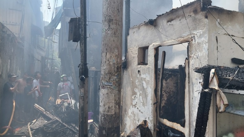 Kebakaran Landa Permukiman Padat Penduduk di Tambora, Diduga akibat Korsleting Tiang Listrik