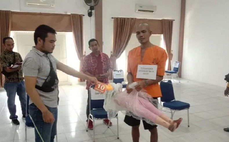 Rekonstruksi Kasus Ayah Bunuh Anak di Tembilahan, Pelaku Peragakan 13 Adegan Mutilasi