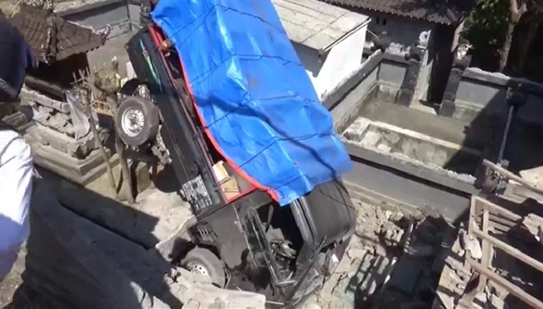 Pura di Gianyar Hancur Ditabrak Mobil Penjual Tahu Bulat Gegara Sopir Mengantuk