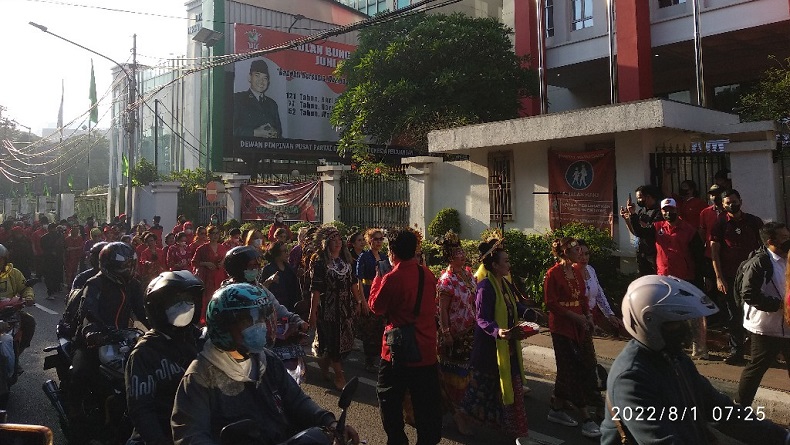 Ratusan Kader Arak-arakan ke KPU, Sekjen PDIP Minta Maaf kalau Timbulkan Kemacetan