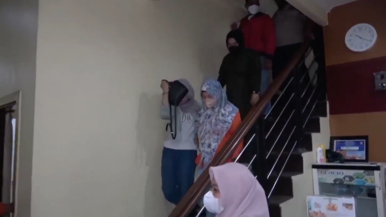 Terjaring Razia di Hotel saat Malam Tahun Baru Islam, Perempuan Berhijab Malu saat Digiring