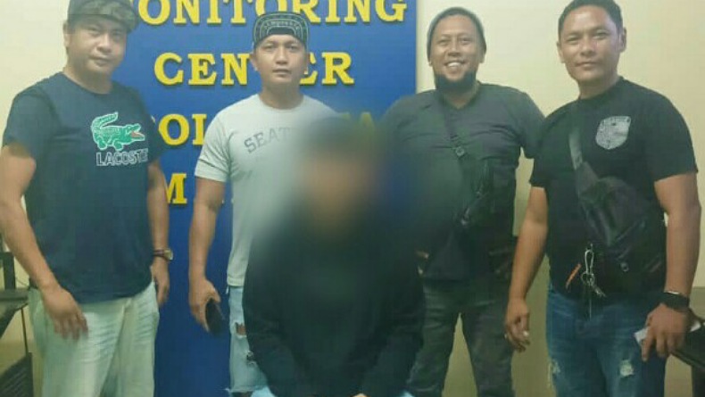 title Pria Manado Tak Terima Ditegur Istri saat Asyik Chattingan dengan Teman Perempuan Pria Manado Tak Terima Ditegur Istri saat Asyik Chattingan dengan Teman Perempuan
