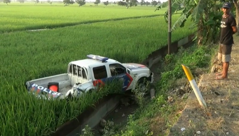 Truk Tronton di Tuban Tabrak Mobil Polisi hingga Terpental ke Sawah 