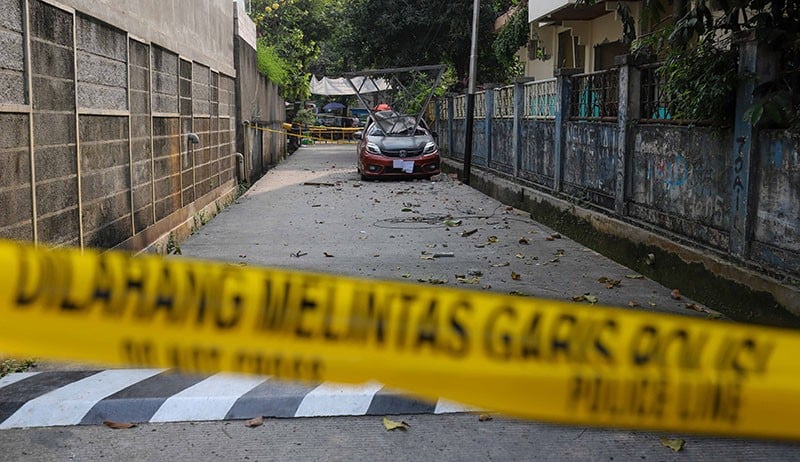 Lokasi Tembok Roboh pada Proyek Revitalisasi GOR Mampang Dipasang Garis Polisi - Bagian 1