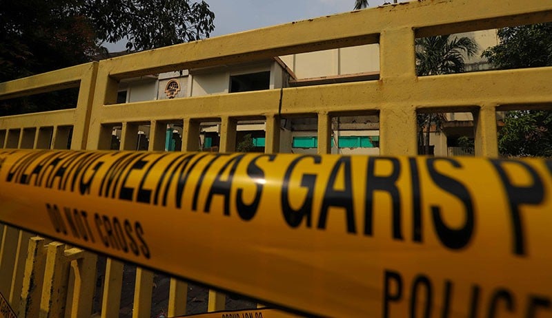 Lokasi Tembok Roboh pada Proyek Revitalisasi GOR Mampang Dipasang Garis Polisi - Bagian 3