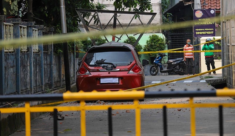Lokasi Tembok Roboh pada Proyek Revitalisasi GOR Mampang Dipasang Garis Polisi - Bagian 2