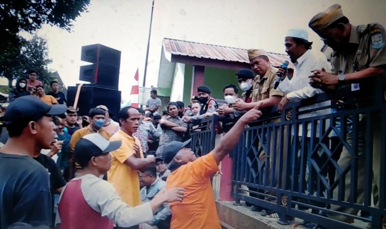 Ratusan Warga di Purbalingga Demo Tuntut 2 Perangkat Desa Berbuat Mesum Dipecat 