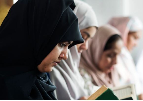 Hukum Tajwid Surat Al Hujurat Ayat 10, Disertai Cara Baca dan Penjelasan