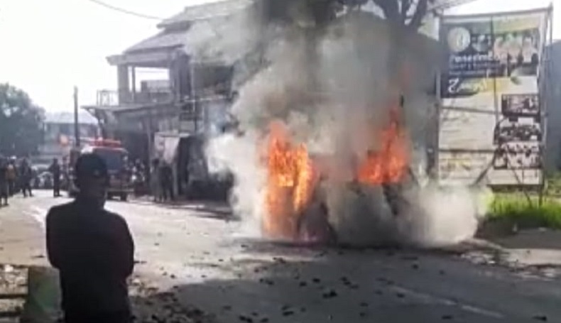 Minibus Terbakar Hebat di Jalan Raya Samarang Garut, Ada Indikasi Penyimpangan BBM