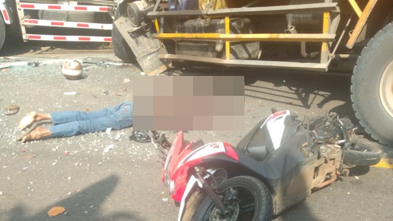 Dihantam 2 Truk, Pengendara Motor di Lampung Tewas di Tempat