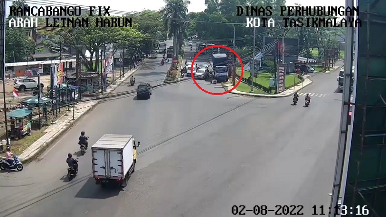 Truk Tabrak Motor dan Sepeda di Lampu Merah Rancabango Tasikmalaya, 1 Orang Tewas 