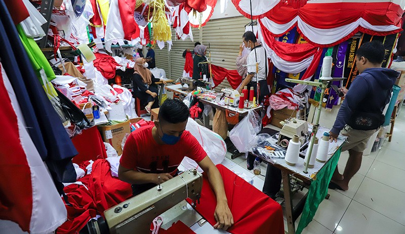 HUT RI Membawa Berkah, Pedagang Bendera di Pasar Senen Banjir Orderan - Bagian 1