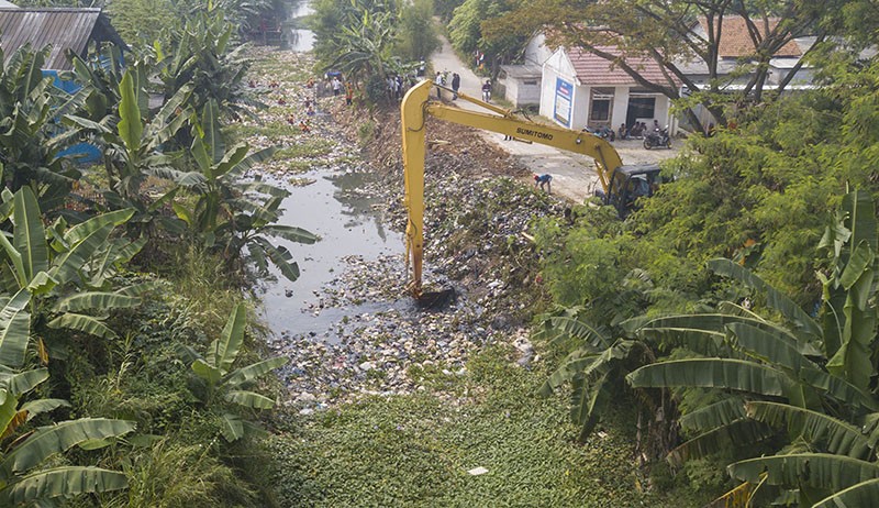 15 Truk Angkut Sampah yang Menumpuk di Kali Cikarang - Bagian 2