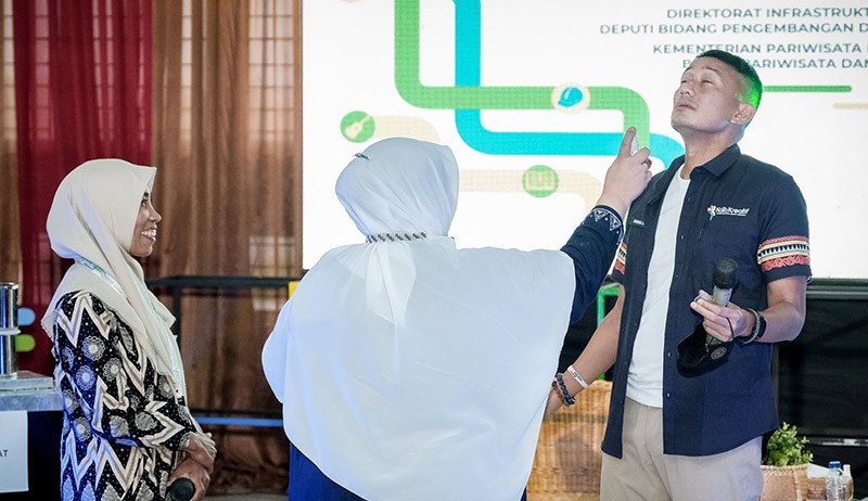 Detik-Detik Menteri Sandiaga Uno Disemprot Emak-Emak di Aceh - Bagian 3