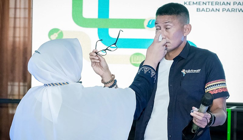 Detik-Detik Menteri Sandiaga Uno Disemprot Emak-Emak di Aceh - Bagian 2