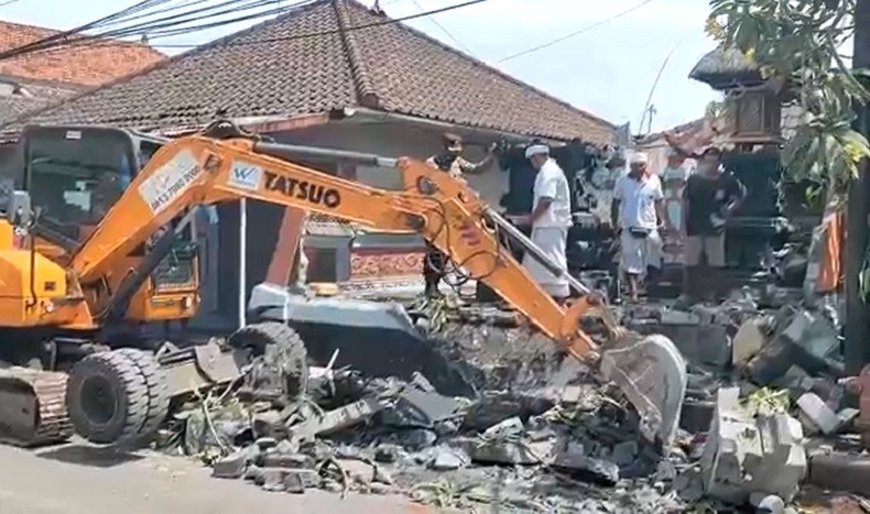 Pembongkaran Lahan Terdampak KTT G20 di Bali Ricuh, Pura Keluarga Dihancurkan