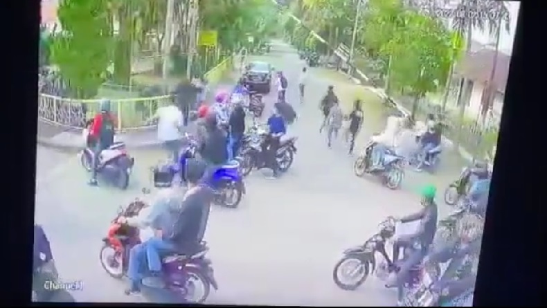 title Viral Video Kelompok Pelajar Lakukan Penyerangan di Baleendah Bandung Viral Video Kelompok Pelajar Lakukan Penyerangan di Baleendah Bandung