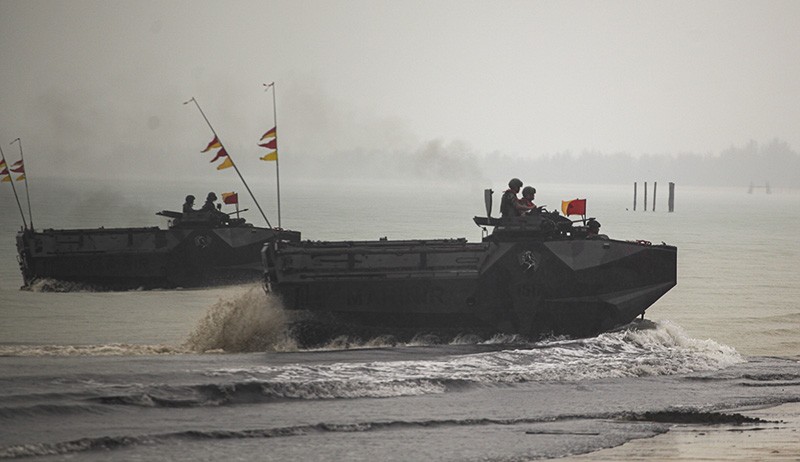 Begini Momen Panglima TNI Menenteng Senjata Sergap Musuh saat Operasi Pendaratan - Bagian 3