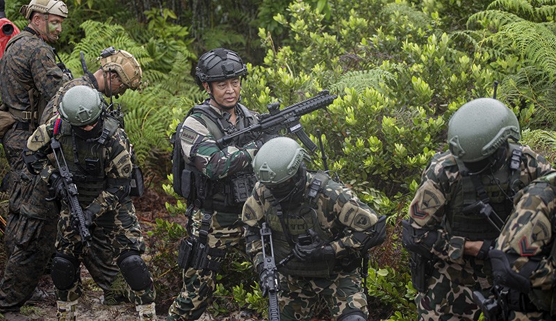 Begini Momen Panglima TNI Menenteng Senjata Sergap Musuh saat Operasi Pendaratan