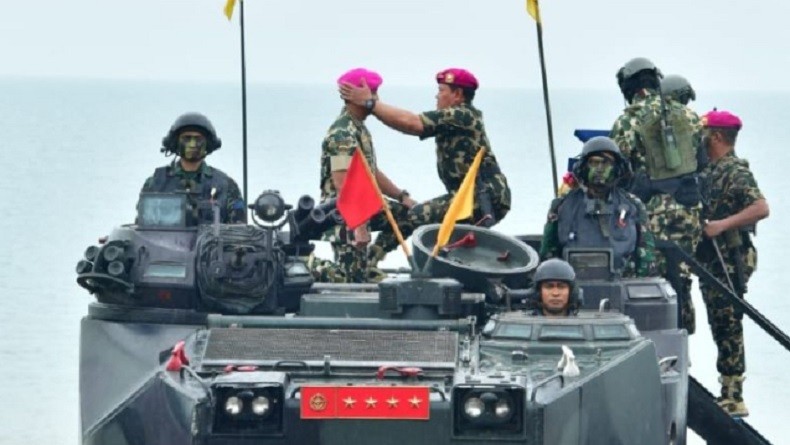Momen Panglima TNI Disematkan Baret Ungu di Atas Tank, Jadi Warga Kehormatan Korps Marinir