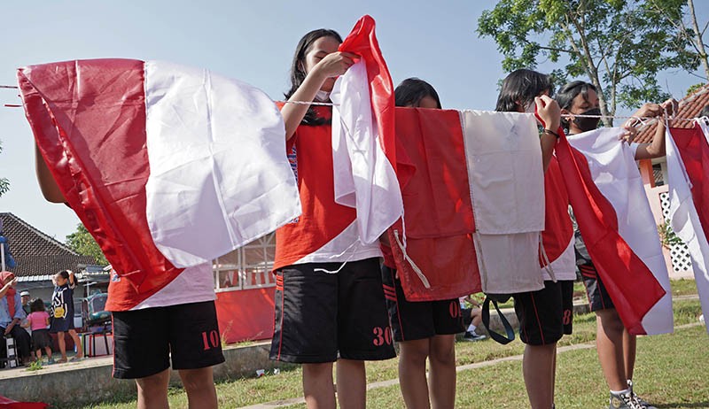 Ribuan Pelajar Cuci Bendera Merah Putih Massal Sambut HUT RI - Bagian 4