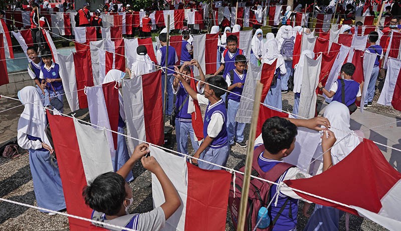 Ribuan Pelajar Cuci Bendera Merah Putih Massal Sambut HUT RI - Bagian 3