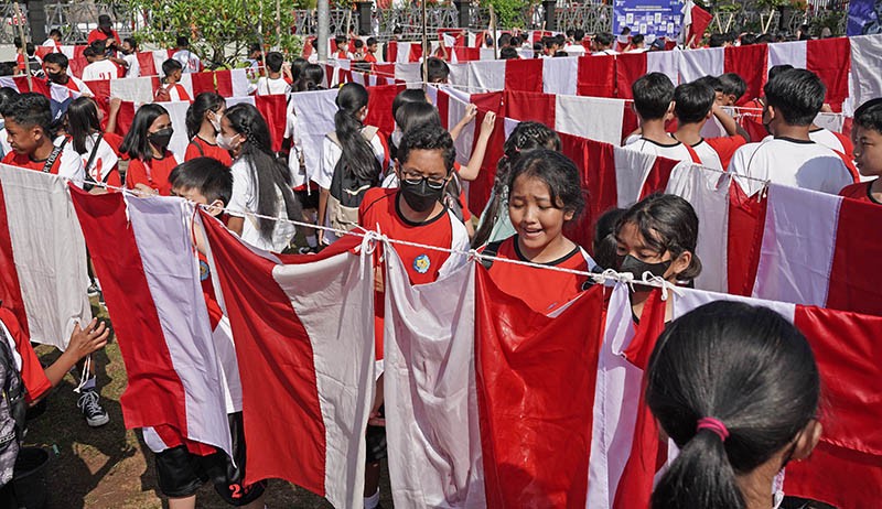 Ribuan Pelajar Cuci Bendera Merah Putih Massal Sambut HUT RI - Bagian 2