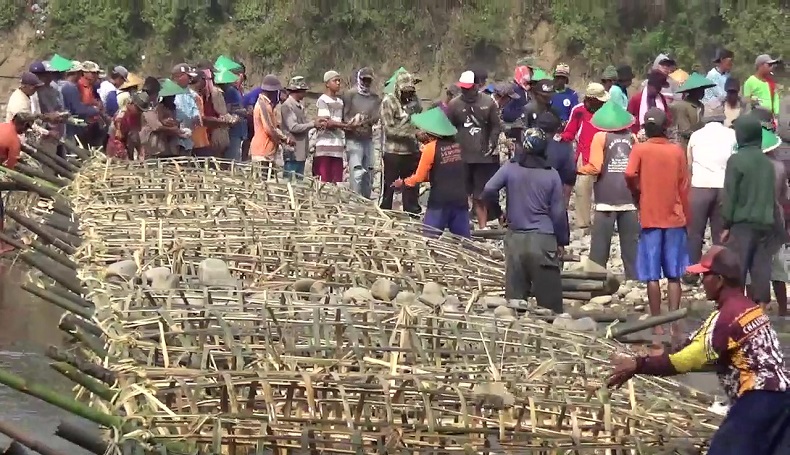 Atasi Kemarau, Ribuan Warga Benda Kuningan Bendung Sungai lalu Dialirkan ke Permukiman