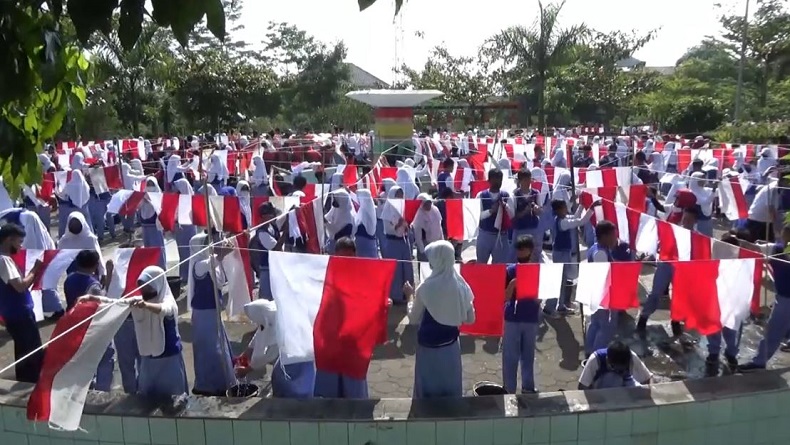 Peringatan HUT RI, Ribuan Siswa di Temanggung Cuci Bendera Merah Putih