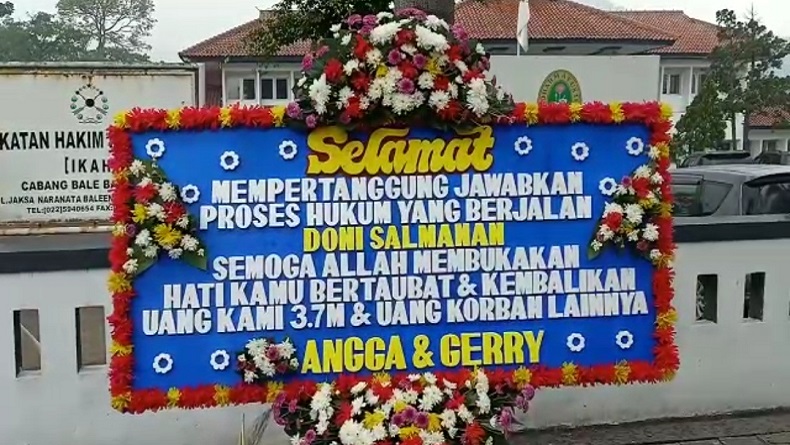 Sidang Doni Salmanan, Ada Karangan Bunga dan Spanduk Para Korban di PN Bale Bandung