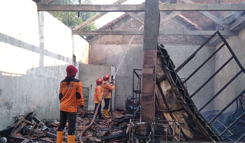  Pabrik Tas di Kudus Ludes Terbakar, Kerugian Ditaksir Ratusan Juta Rupiah