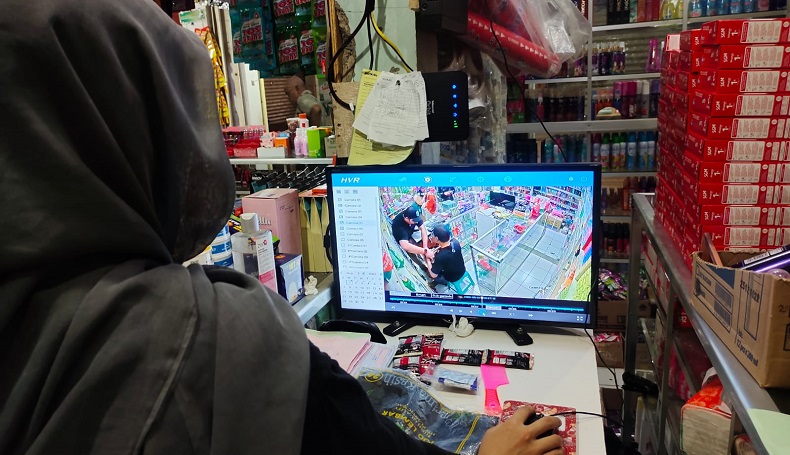 Warga Timur Tengah Hipnotis Pedagang di Cianjur dan Gasak Rp50 Juta, Aksinya Terekam CCTV