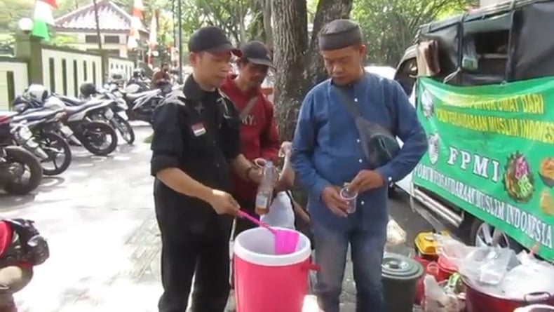 Pendukung Habib Bahar Dirikan Dapur Umum di Depan PN Bandung