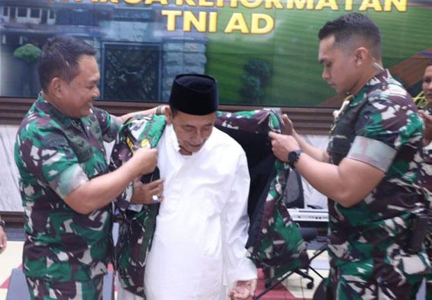 Keren, Habib Luthfi Jadi Warga Kehormatan TNI AD