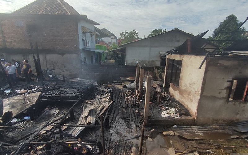 Kawasan Padat Penduduk di Jalan Natuna Palembang Terbakar, 8 Mobil Pemadam Dikerahkan 