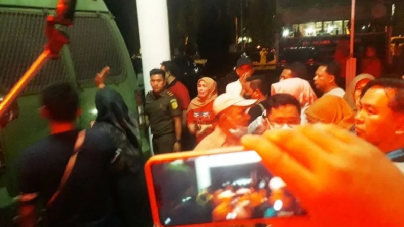 Mantan Direktur RSUD Pasaman Barat Pingsan saat Akan Dijebloskan ke Penjara