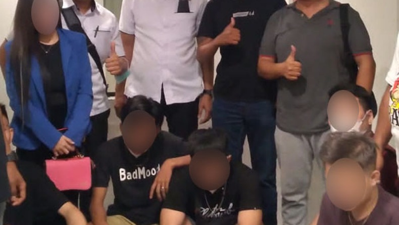 title Ngelem dan Konsumsi Obat Keras, 5 Pria dan 1 Perempuan di Manado Ditangkap Ngelem dan Konsumsi Obat Keras, 5 Pria dan 1 Perempuan di Manado Ditangkap