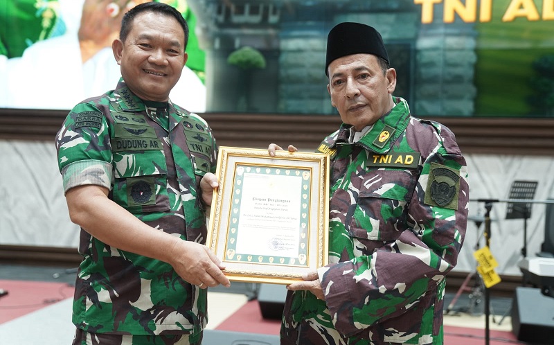 Gagah, Ini Penampakan Habib Luthfi Kenakan Jaket Loreng usai Dikukuhkan Jadi Warga Kehormatan TNI AD