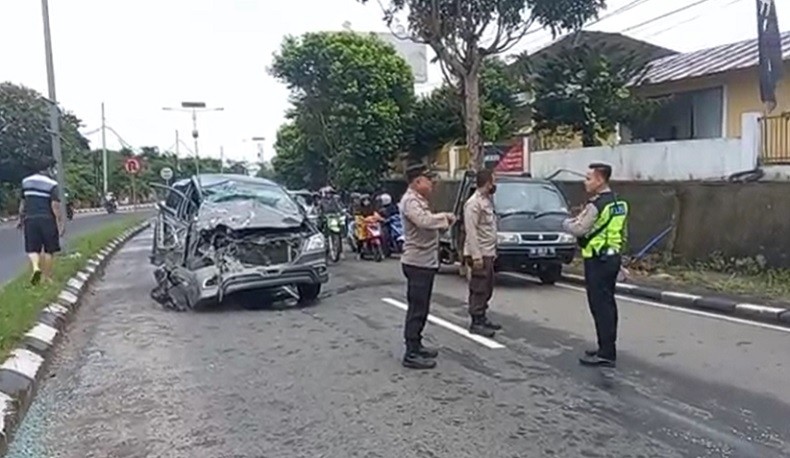 Kecelakaan di Bangka Tengah, Minibus Ringsek Dihajar Pikap Nyelonong Pindah Jalur
